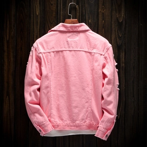 Dettaglio della giacca di jeans rosa con maniche strappate e cuciture classiche sul retro