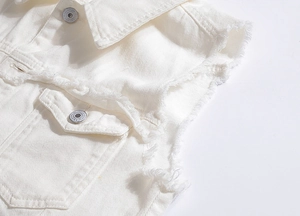 Nahaufnahme der weißen Jeansweste mit Metallknöpfen und Details mit ausgefransten Kanten