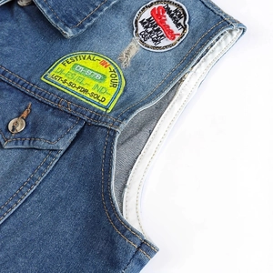 Gilet di jeans blu scuro da uomo con toppe ricamate e finitura denim lavata trendy