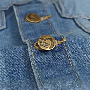 Gilet in denim slim fit da uomo con bottoni metallici di tendenza e tessuto in twill