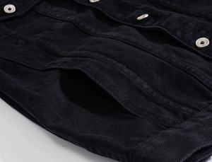 Dettaglio tasca in denim con cuciture rinforzate e bottoni in argento metallo inciso