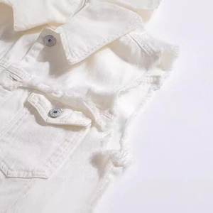 Ärmellose weiße Denim-Weste für Herren mit Fransensaum und Metallknöpfen