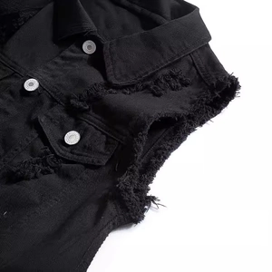 Veste en jean noire sans manches avec détails effilochés et boutons métalliques