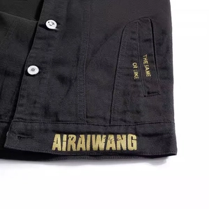 Gilet en jean noir ajusté avec broderies jaunes et boutons métalliques argentés