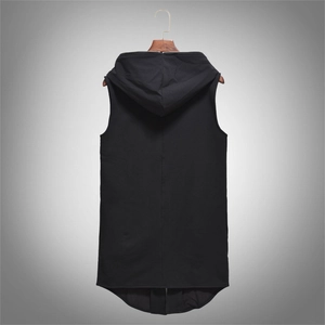 Gilet noir long à capuche pour homme avec ourlet irrégulier et style urbain minimaliste