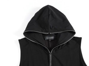 Détails du zip, de la capuche et de l'étiquette de cou sur un gilet noir pour hommes