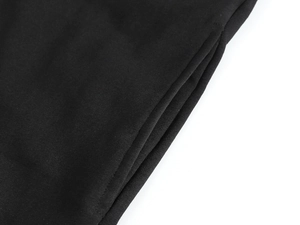 Détail de la couture et de la texture douce du tricot sur ce gilet décontracté noir