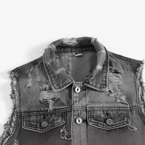 Gilet di jeans grigio vintage da uomo con dettagli strappati e bottoni in metallo