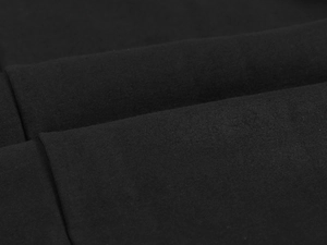 Gros plan sur la texture du tissu en maille noire et les coutures de la veste décontractée