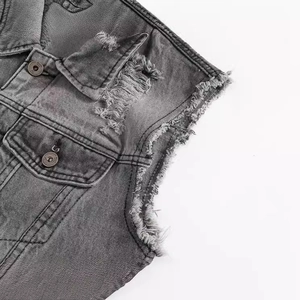 Gilet di jeans grigio da uomo con bordi sfrangiati e lavaggio vintage dallo stile urbano