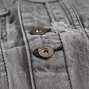 Gilet di jeans grigio da uomo con bottoni in metallo e dettagli usurati vista macro