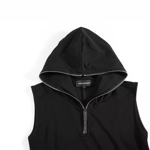 Gilet à capuche noir pour hommes avec demi-zip, coupe ajustée sans manches décontracté