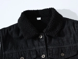 Gros plan détaillé du gilet en jean pour homme avec col sherpa noir chaud et boutons en métal