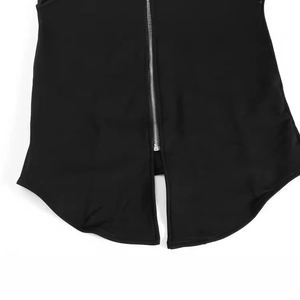 Gilet noir ajusté pour homme avec fermeture éclair argentée et ourlet arrondi moderne