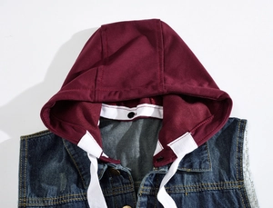 Détail de gilet en jean avec capuche amovible bordeaux et coutures jaunes contrastées