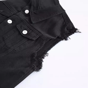 Gilet di jeans nero da uomo con bordi sfilacciati e bottoni bianchi a contrasto