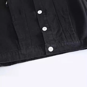 Dettaglio gilet in denim nero da uomo con bottoni incisi jeans e trama in twill denim