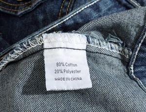 Détail de l'étiquette de la veste en jean pour homme: mélange 80% coton et 20% polyester