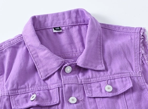 Détail du gilet en jean violet avec emmanchures effilochées et boutons en métal