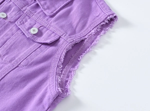 Détail macro d'un gilet en jean violet avec bords effilochés et boutons argentés Jeans