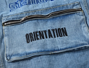 Lichtblauw denim herenjack met ORIENTATION borduursel en zak met ritssluiting