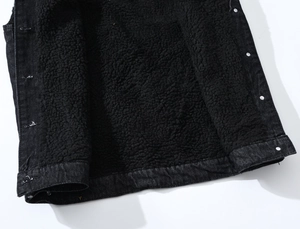 Détail de la doublure en polaire noire et du tissu denim robuste de ce gilet pour hommes