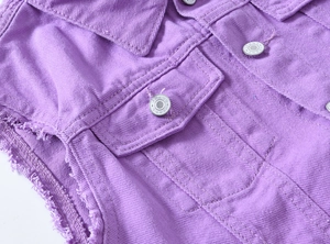 Vue macro détaillée du gilet en jean violet avec boutons JEANS argentés et bords effilochés