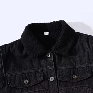 Gilet en jean noir ajusté pour homme avec col en polaire chaude et boutons en métal