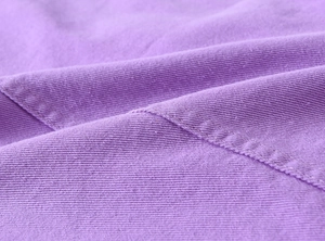 Vue détaillée du tissu en sergé de coton violet avec double couture de haute qualité