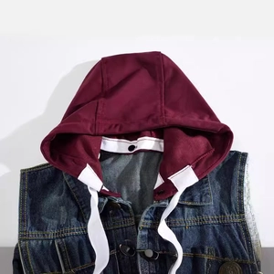 Gilet en jean bleu foncé pour homme avec capuche bordeaux amovible et cordon
