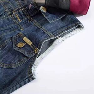 Gilet en jean bleu foncé pour homme avec capuche et plaque logo en métal coupe ajustée