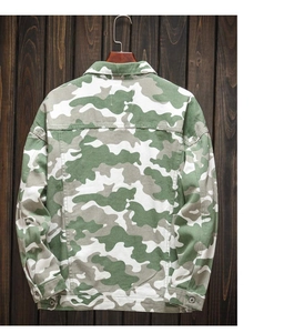 Detailed back view of a camouflage jacket with classic collar and sturdy cotton fabric