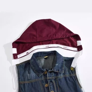 Veste en jean pour homme avec capuche amovible bordeaux et design décontracté moderne
