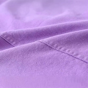 Gilet en jean violet pour homme coupe ajustée avec détails en coton sergé de qualité