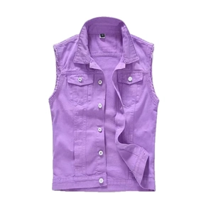 Gilet en jean violet ajusté avec revers classiques et bords effilochés sur fond blanc