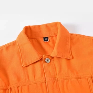 Helle orangefarbene Jeansjacke für Herren mit klassischem Kragen und silbernen Jeansknöpfen