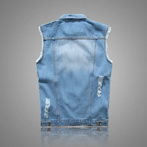 Vue arrière du gilet en jean bleu clair avec détails déchirés et bords effilochés