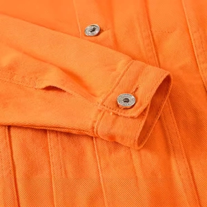 Lockere Herren Jeansjacke in Orange mit gravierten Metallknöpfen und Köperstruktur-Detail