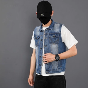 Gilet en jean bleu délavé pour homme coupe ajustée avec poches poitrine et boutons métal