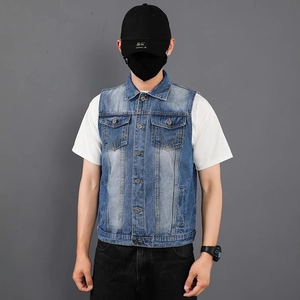 Vue de face d'un gilet en jean bleu clair cintré pour homme avec poches à rabat