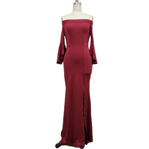 Detail von weinrotem schulterfreiem Abendkleid mit Trompetenärmeln und hohem Beinschlitz