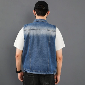 Vue arrière du gilet en jean bleu ajusté pour homme avec délavage vintage et col montant