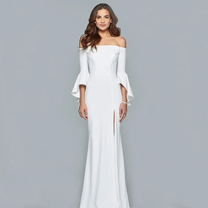 Elegantes weißes schulterfreies Abendkleid mit Glockenärmeln und hohem Seitenschlitz
