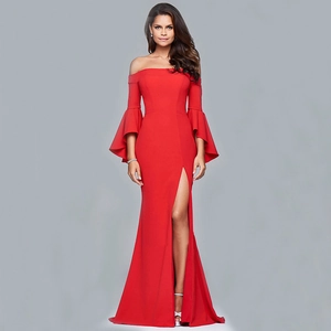 Eleganter roter Abendkleid mit Carmen-Ausschnitt, Glockenärmeln und hohem Beinschlitz