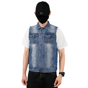 Gilet en jean bleu clair pour homme avec coupe ajustée et finition vintage délavée