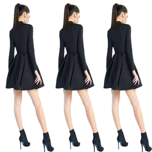 Détails de la robe longue plissée noire avec col montant et taille ajustée vue de dos