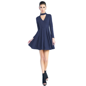 Détail de la robe bleu marine avec décolleté en V ajouré et jupe plissée élégante