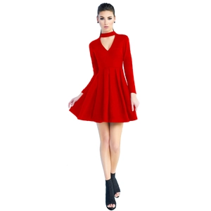 Détails de la robe rouge à manches longues avec jupe plissée et col en V découpé