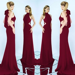 Dettaglio dell'abito da sera bordeaux all'americana con cut-out in vita e fiocco sul retro