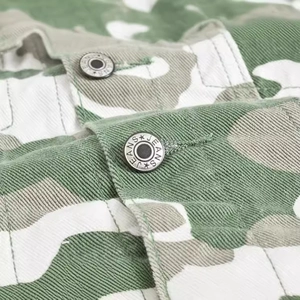 Men's camouflage casual jacket featuring silver metal buttons and detailed twill fabric